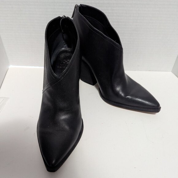 Vince Camuto Runway/Statement Grishell black short boot/bootie size 10 M, Great! - Picture 1 of 10